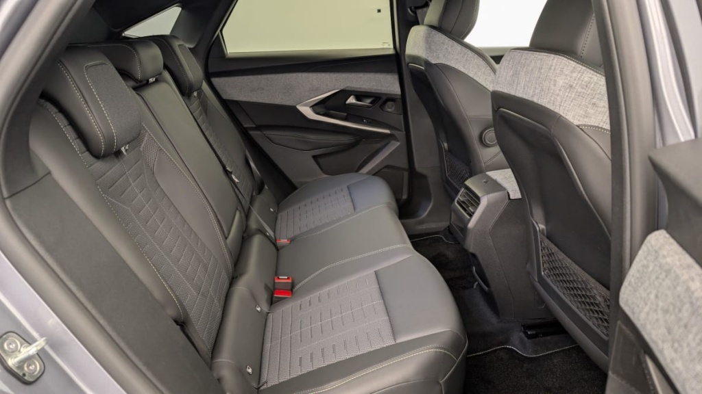 PEUGEOT 3008 Hybrid 145 e-DCS6 GT - ref: 1-320067 - Photo 8
