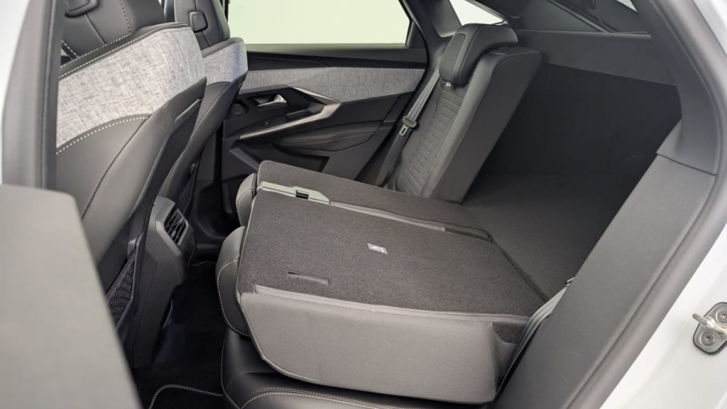 PEUGEOT 3008 Hybrid 145 e-DCS6 GT - ref: 1-330262 - Photo 12