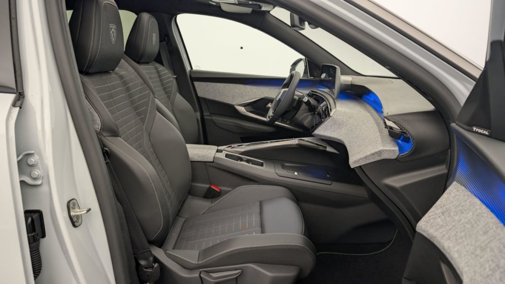 PEUGEOT 3008 Hybrid 145 e-DCS6 GT - ref: 1-330262 - Photo 9