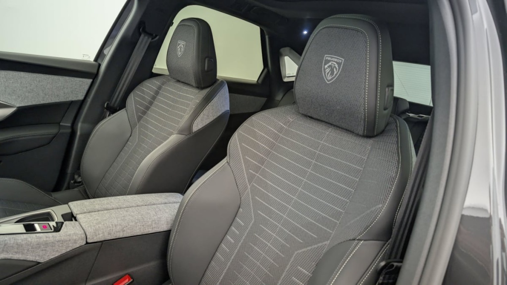 PEUGEOT 3008 Hybrid 145 e-DCS6 GT - ref: 1-333114 - Photo 16