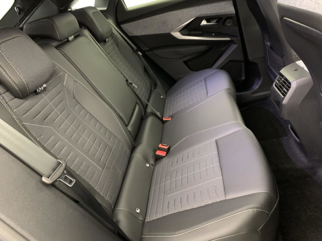 PEUGEOT 3008 Hybrid 145 e-DCS6 GT - ref: 1-333236 - Photo 8