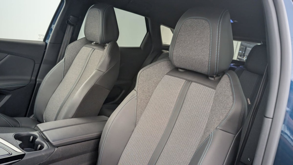 PEUGEOT 3008 Hybrid 136 e-DCS6 Allure Pack - ref: 1-342967 - Photo 16