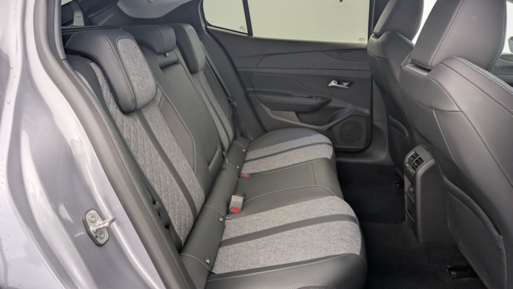PEUGEOT 408 Hybrid 136 e-DCS6 Allure - ref: 1-343024 - Photo 10