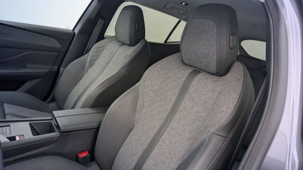 PEUGEOT 408 Hybrid 136 e-DCS6 Allure - ref: 1-343024 - Photo 16