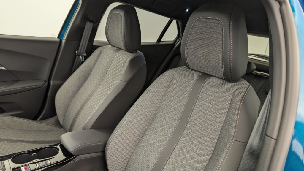 PEUGEOT 2008 Hybrid 136 e-DCS6 Allure - ref: 1-360722 - Photo 16