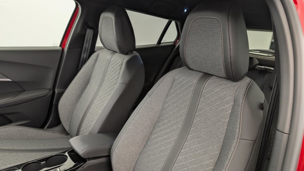 PEUGEOT 2008 Hybrid 136 e-DCS6 Allure - ref: 1-360746 - Photo 16