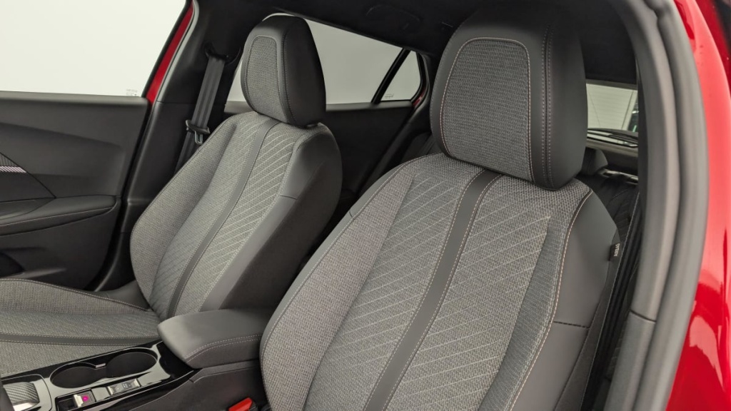 PEUGEOT 2008 Hybrid 136 e-DCS6 Allure - ref: 1-360758 - Photo 16