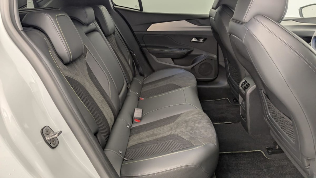 PEUGEOT 408 Hybrid 145 e-DCS6 GT - ref: 1-361112 - Photo 10