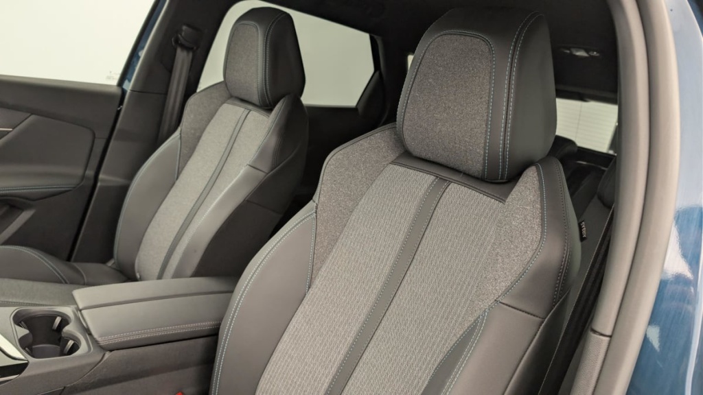 PEUGEOT 3008 Hybrid 180 e-EAT8 Allure Pack - ref: 1-365078 - Photo 16