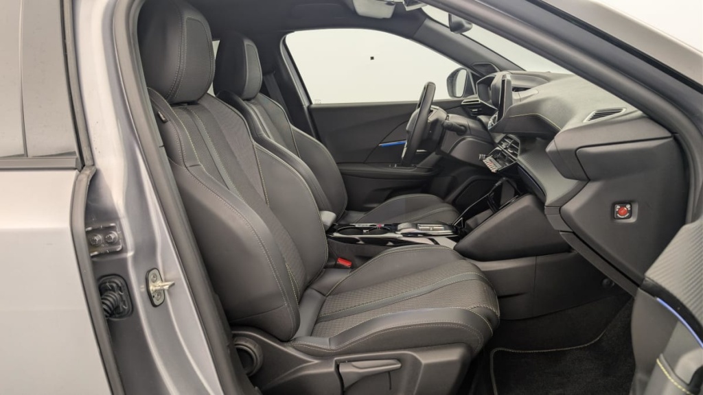 PEUGEOT 2008 50 kWh 136 ch GT - ref: 1-366500 - Photo 9