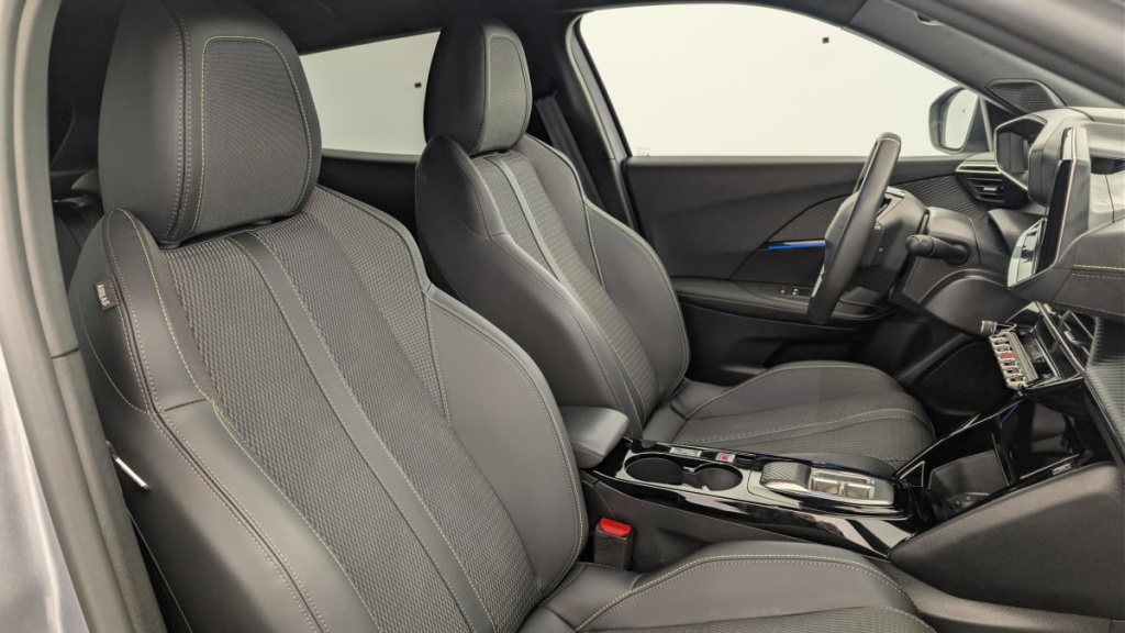 PEUGEOT 2008 50 kWh 136 ch GT - ref: 1-366502 - Photo 9