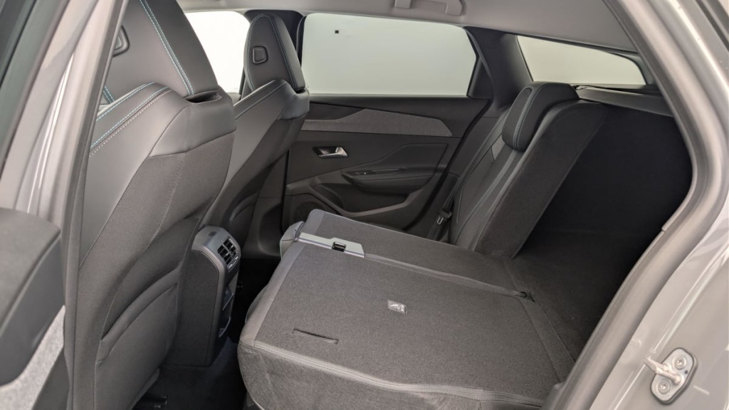 PEUGEOT 308 SW PHEV 180 e-EAT8 Allure - ref: 1-366789 - Photo 12