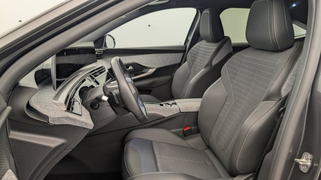 PEUGEOT 3008 HYBRID 136 E-DCS6 ALLURE - ref: 1-367154 - Photo 16