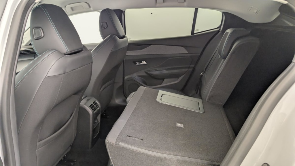 PEUGEOT 408 Hybrid 136 e-DCS6 Allure - ref: 1-367302 - Photo 12