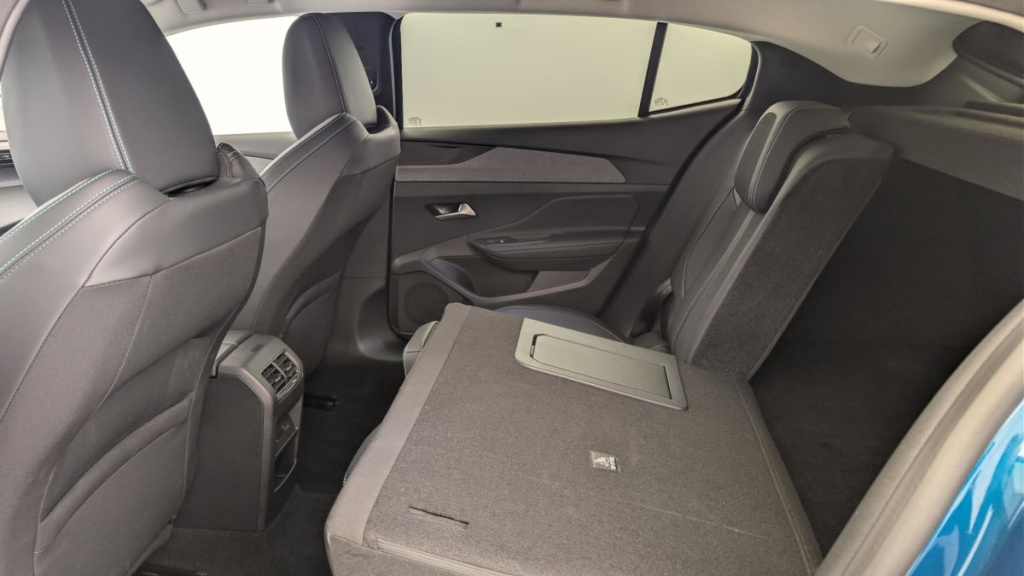 PEUGEOT 408 Hybrid 145 e-DCS6 Allure - ref: 1-369907 - Photo 12