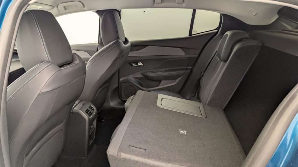 PEUGEOT 408 Hybrid 145 e-DCS6 Allure - ref: 1-369920 - Photo 12