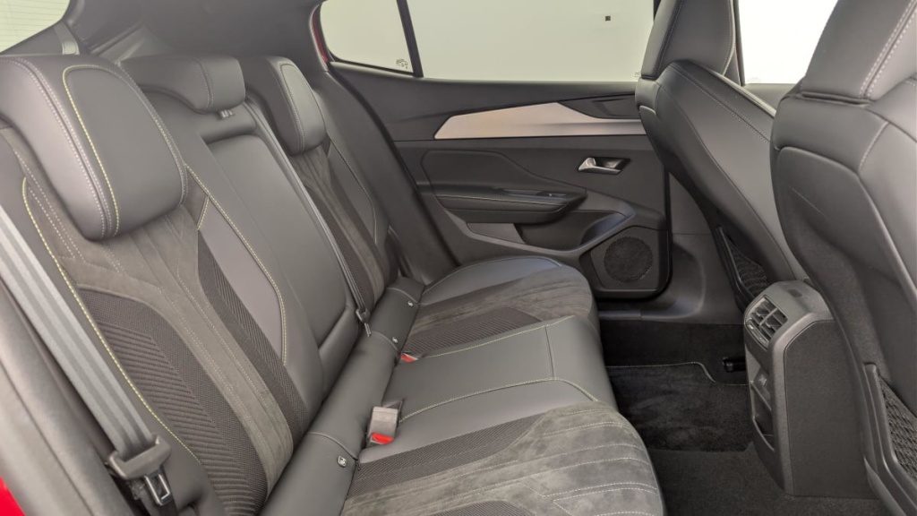 PEUGEOT 408 Hybrid 145 e-DCS6 GT - ref: 1-370057 - Photo 10