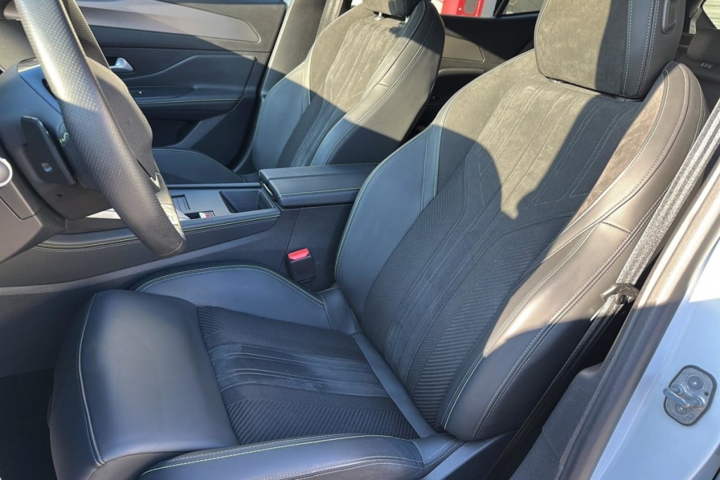 PEUGEOT 408 Hybrid 145 e-DCS6 GT - ref: 1-370059 - Photo 9