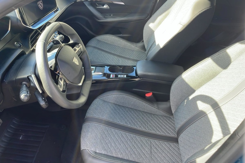 PEUGEOT 2008 Hybrid 145 e-DCS6 Allure - ref: 1-371339 - Photo 9