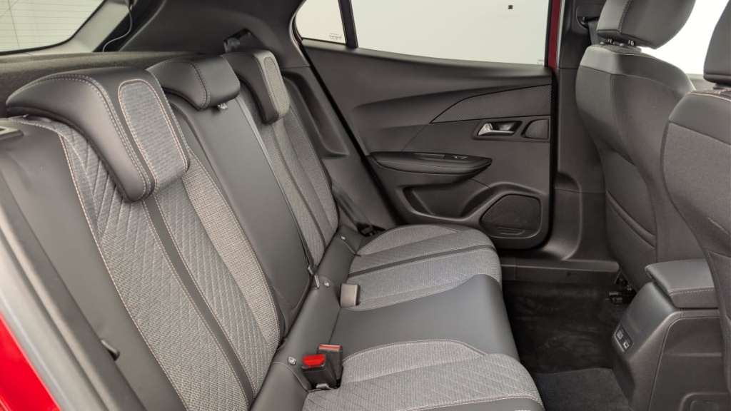 PEUGEOT 2008 Hybrid 145 e-DCS6 Allure - ref: 1-371737 - Photo 10