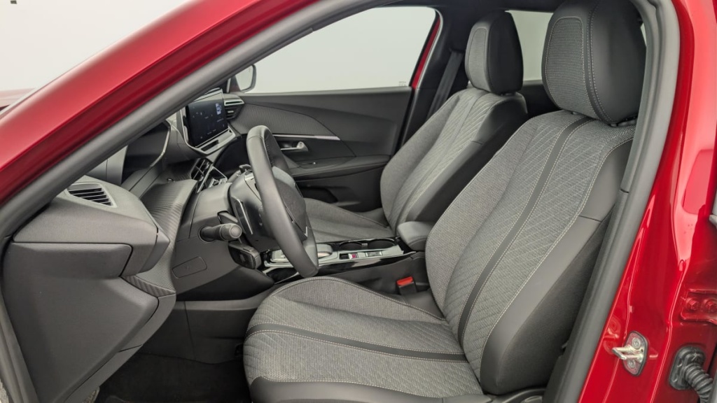 PEUGEOT 2008 Hybrid 145 e-DCS6 Allure - ref: 1-371743 - Photo 16