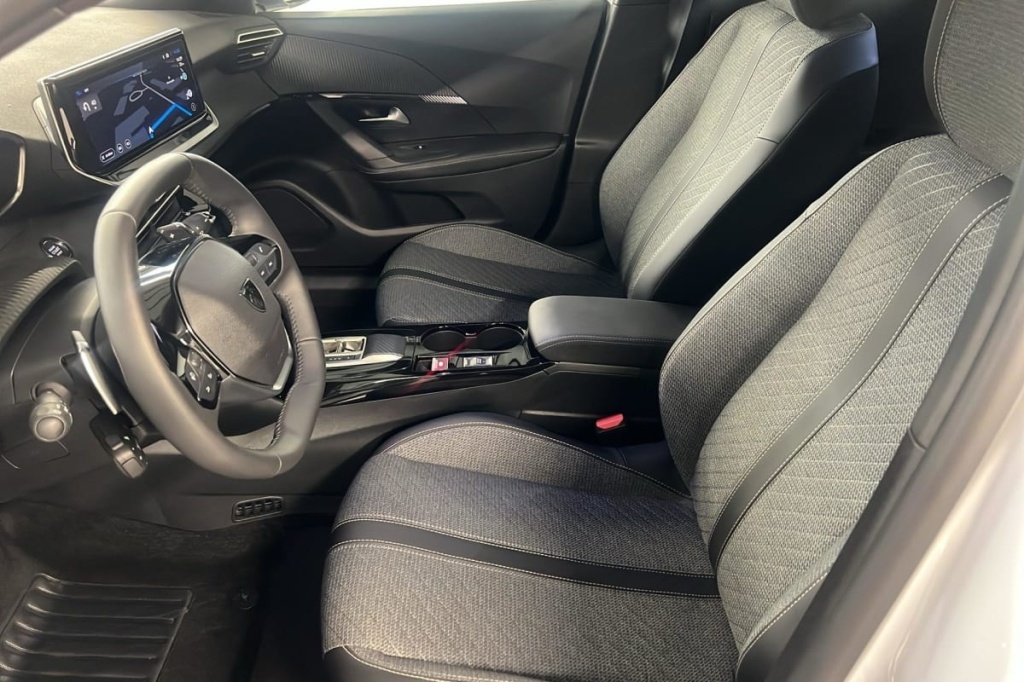 PEUGEOT 2008 Hybrid 145 e-DCS6 Allure - ref: 1-371760 - Photo 9