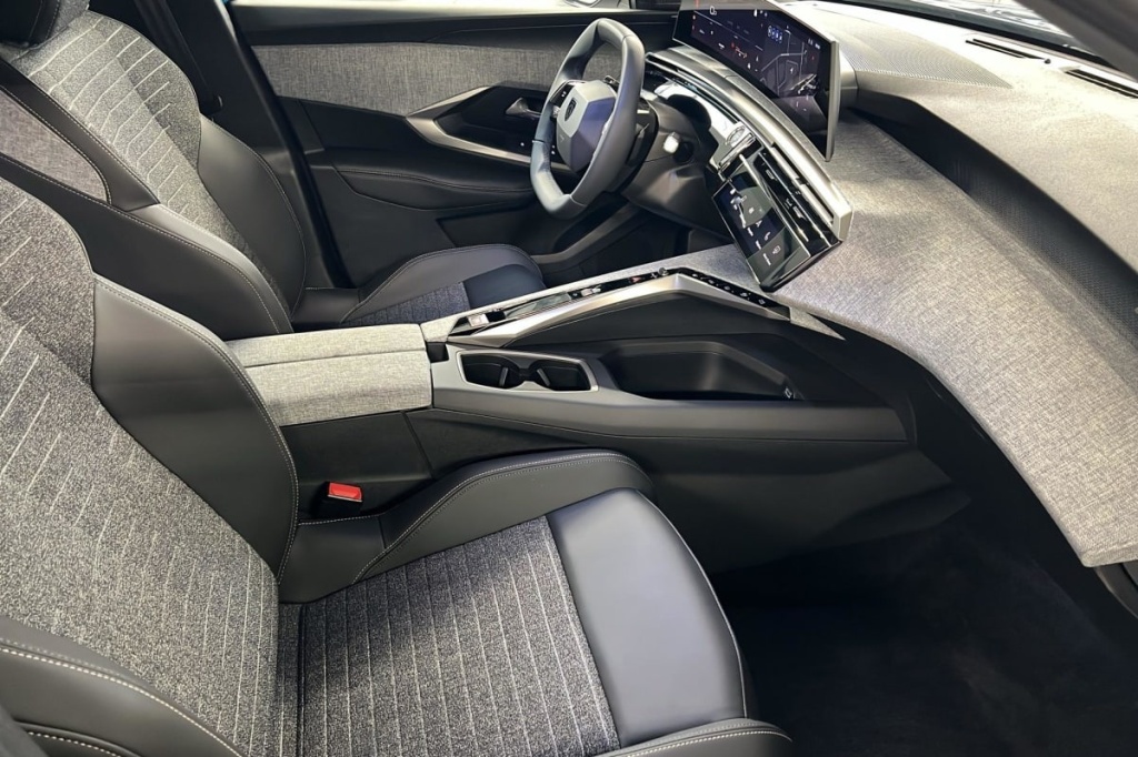 PEUGEOT 3008 Hybrid 145 e-DCS6 Allure - ref: 1-375792 - Photo 9