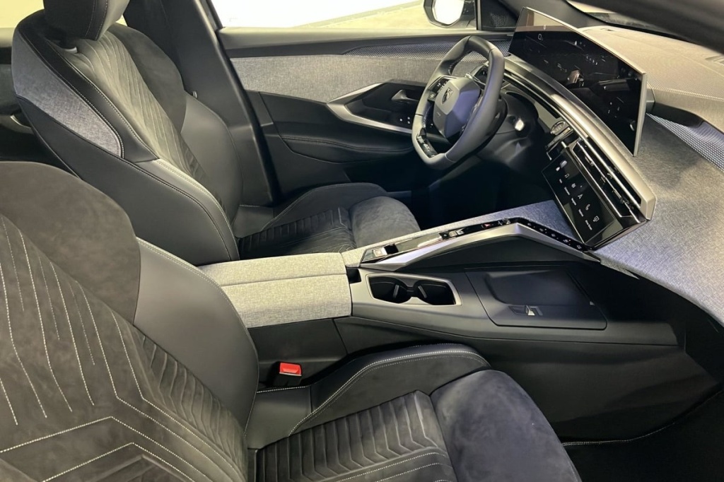 PEUGEOT 3008 Hybrid 145 e-DCS6 GT - ref: 1-376004 - Photo 9