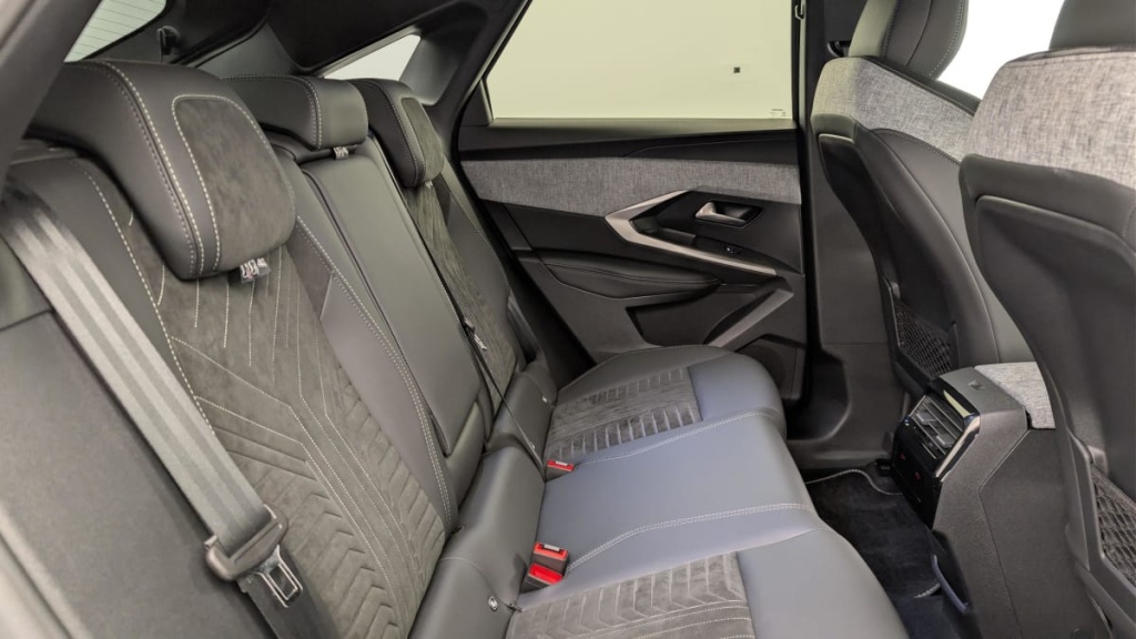 PEUGEOT 3008 Hybrid 145 e-DCS6 GT - ref: 1-376010 - Photo 10