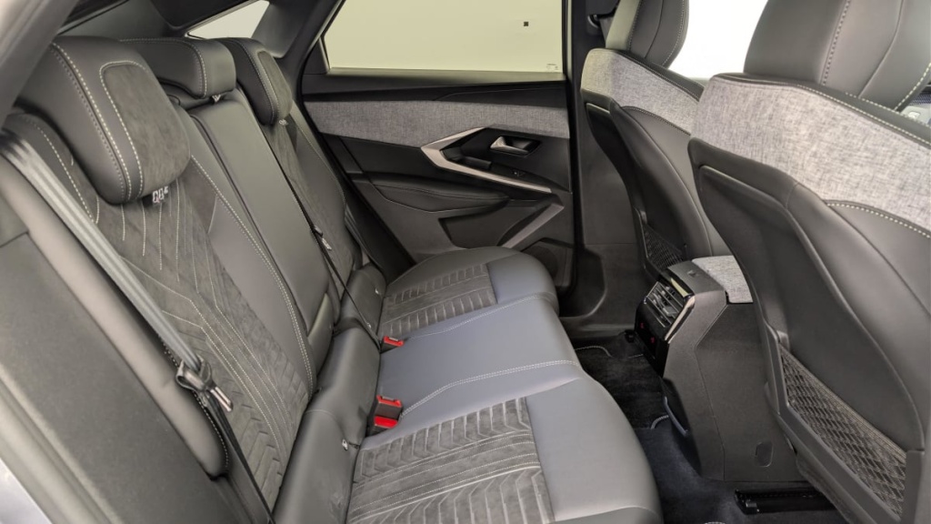 PEUGEOT 3008 Hybrid 145 e-DCS6 GT - ref: 1-376011 - Photo 10