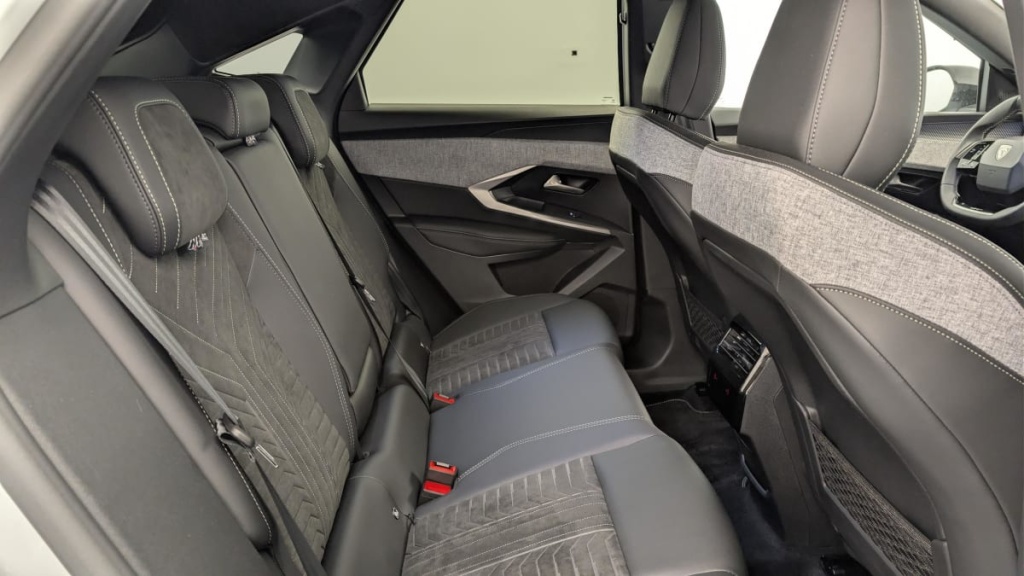 PEUGEOT 3008 Hybrid 145 e-DCS6 GT - ref: 1-376029 - Photo 10