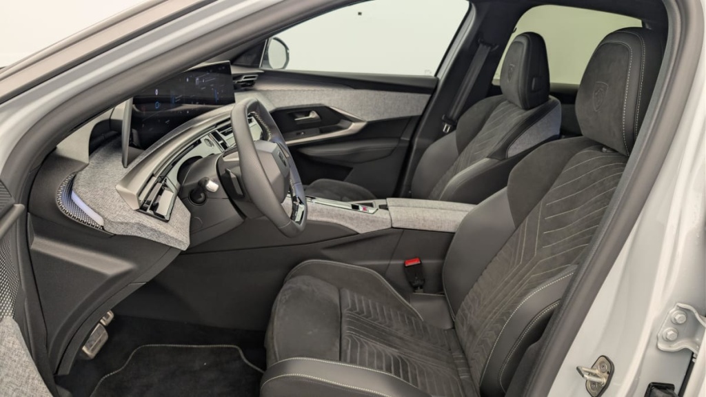 PEUGEOT 3008 Hybrid 145 e-DCS6 GT - ref: 1-376029 - Photo 16