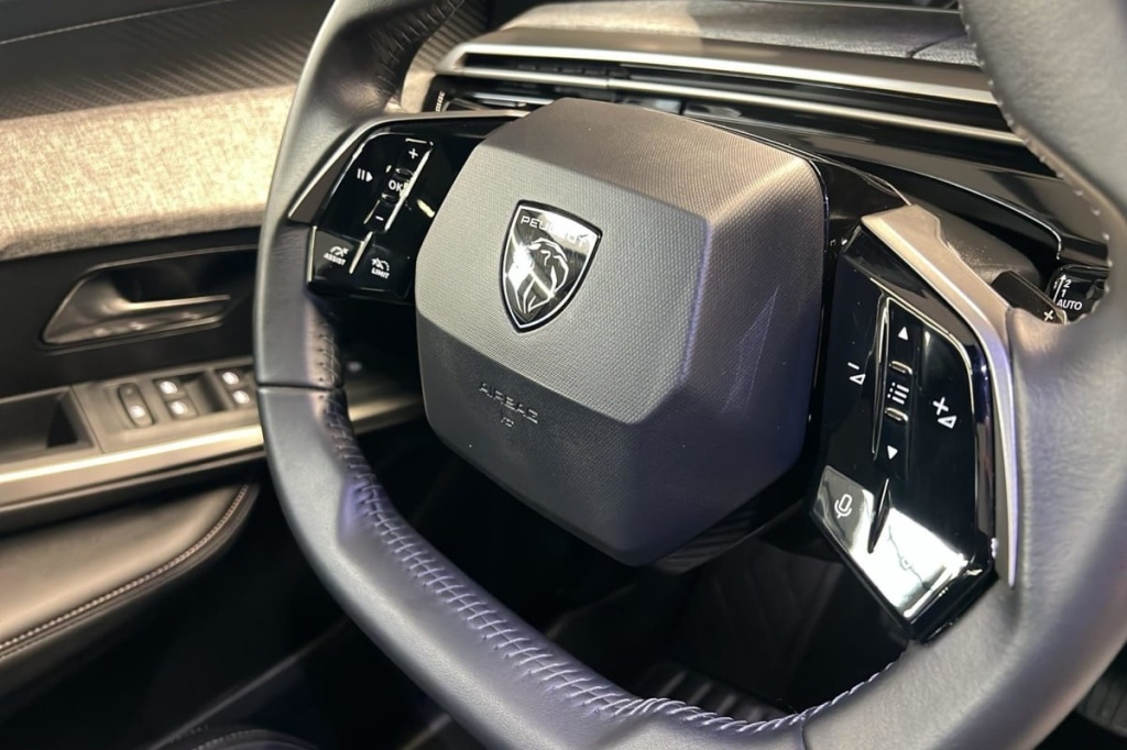 PEUGEOT 3008 Hybrid 145 e-DCS6 Allure - ref: 1-378300 - Photo 15