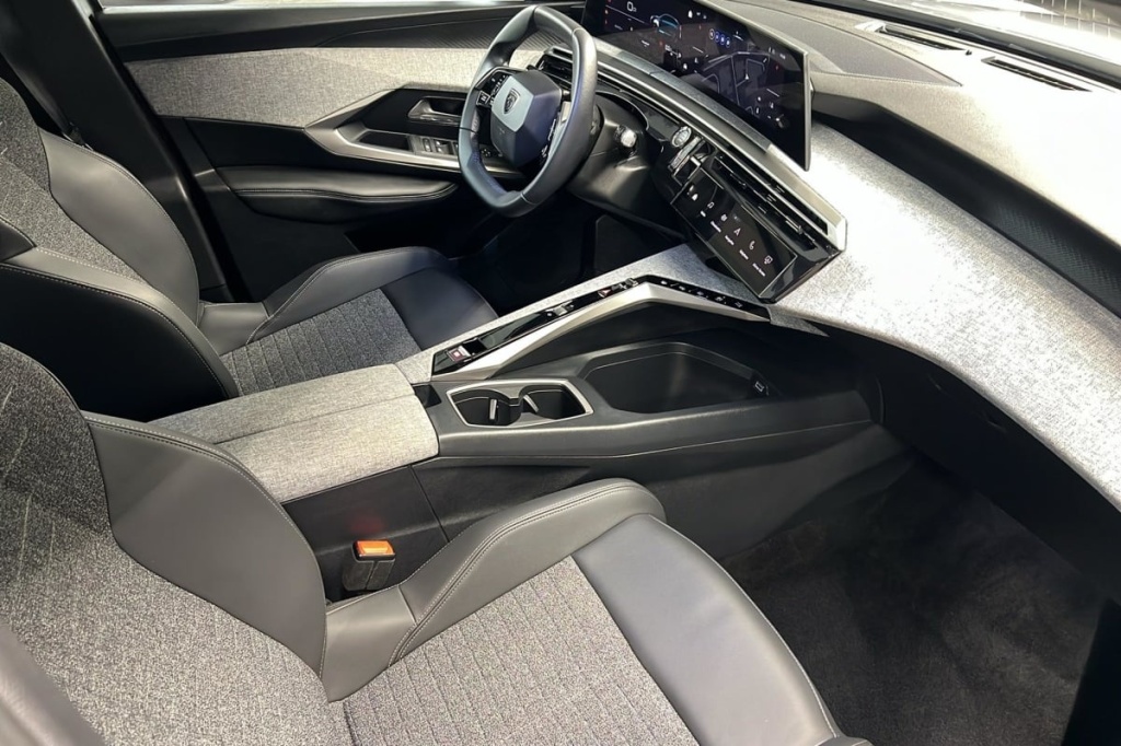 PEUGEOT 3008 Hybrid 145 e-DCS6 Allure - ref: 1-378300 - Photo 9