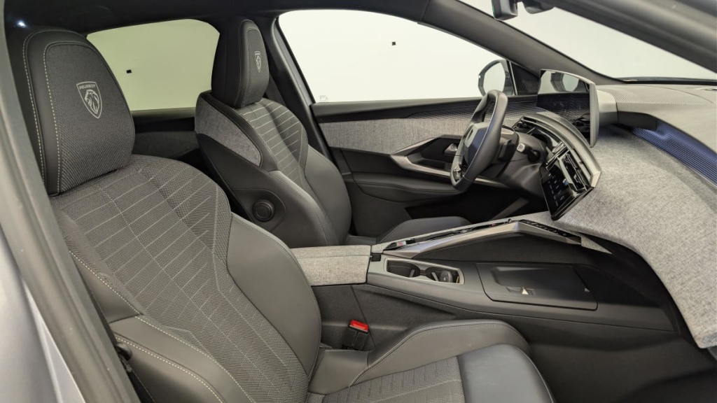 PEUGEOT 3008 Hybrid 145 e-DCS6 GT - ref: 1-378637 - Photo 9