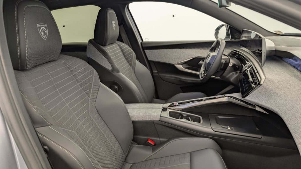 PEUGEOT 3008 Hybrid 145 e-DCS6 GT - ref: 1-379640 - Photo 9