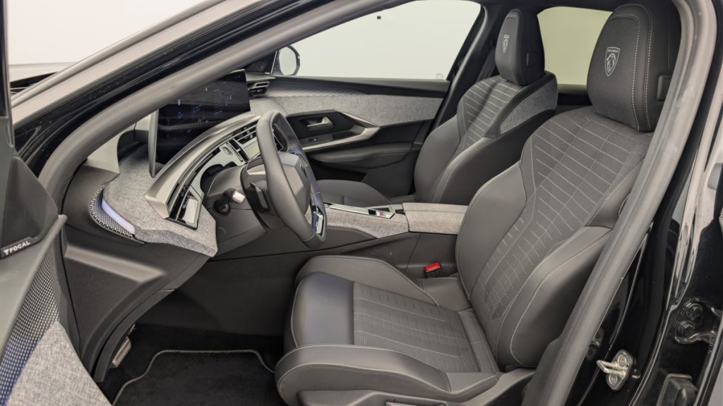 PEUGEOT 3008 Hybrid 145 e-DCS6 GT - ref: 1-379649 - Photo 16