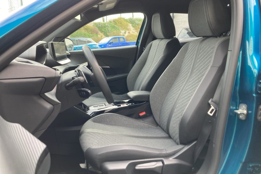 PEUGEOT 2008 Hybrid 145 e-DCS6 Allure - ref: 1-379970 - Photo 9