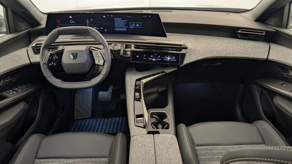 PEUGEOT 5008 HYBRID 145 CH E-DCS6 ALLURE - ref: 1-382334 - Photo 13