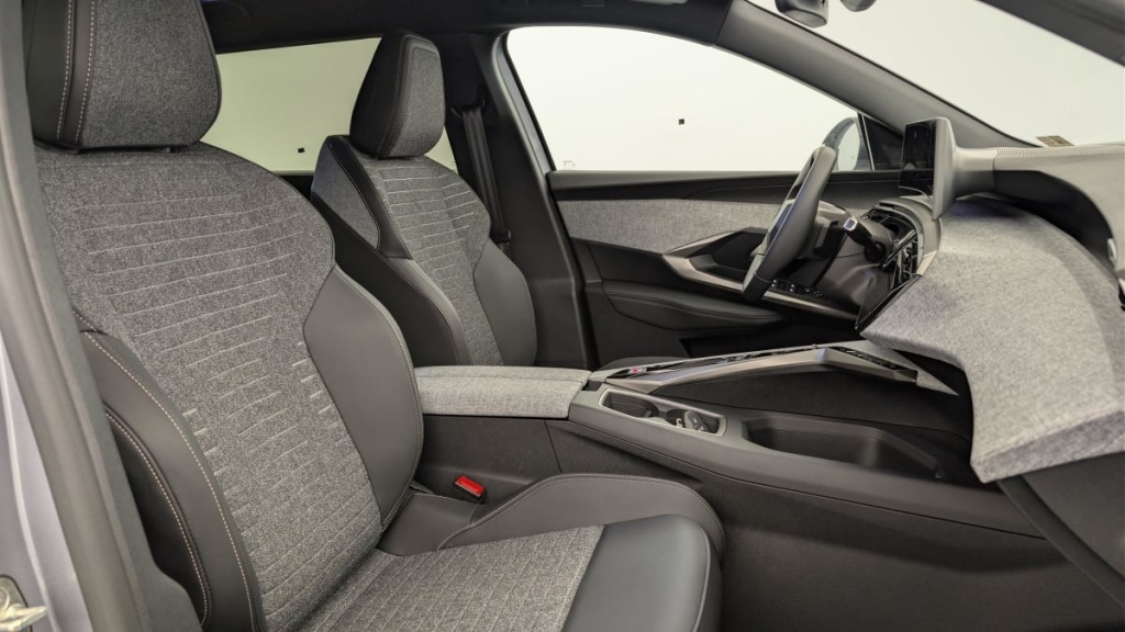 PEUGEOT 5008 HYBRID 145 CH E-DCS6 ALLURE - ref: 1-382334 - Photo 9