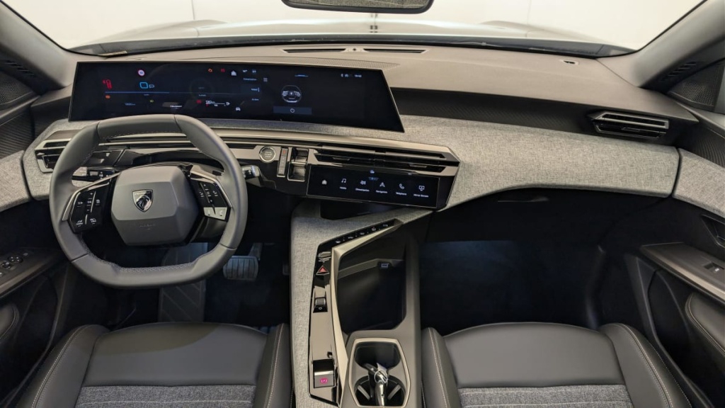 PEUGEOT 5008 HYBRID 145 CH E-DCS6 ALLURE - ref: 1-382336 - Photo 13