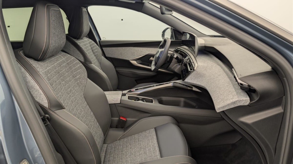 PEUGEOT 5008 HYBRID 145 CH E-DCS6 ALLURE - ref: 1-382337 - Photo 9