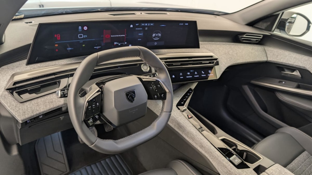 PEUGEOT 5008 HYBRID 145 CH E-DCS6 ALLURE - ref: 1-382338 - Photo 15