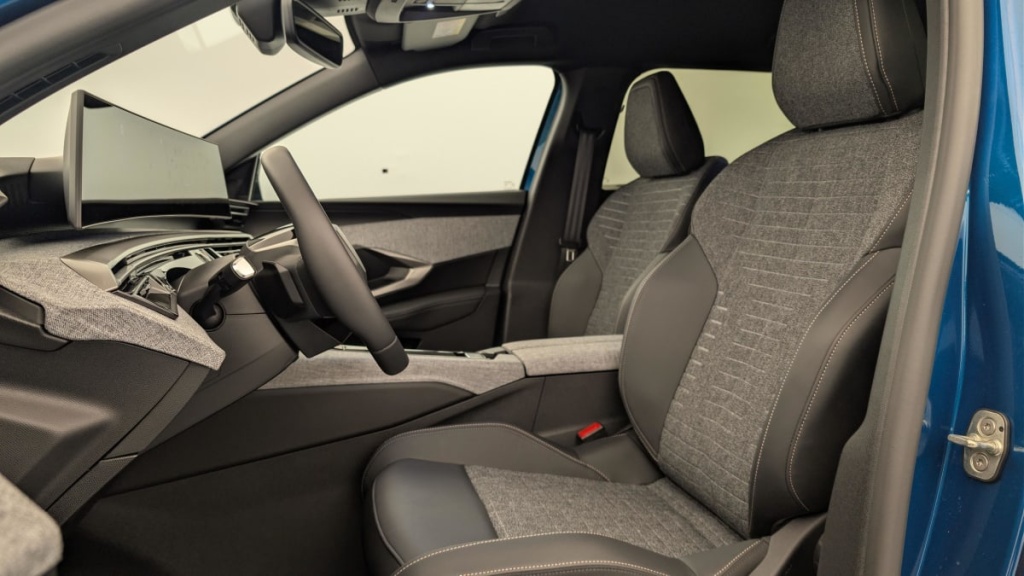 PEUGEOT 5008 HYBRID 145 CH E-DCS6 ALLURE - ref: 1-382338 - Photo 16