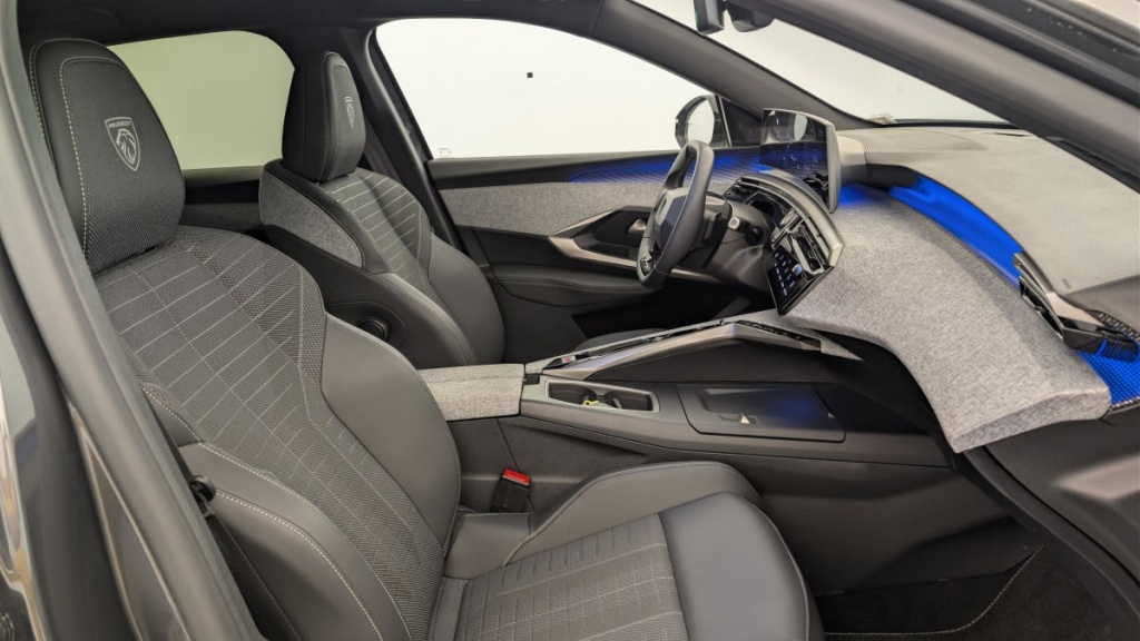 PEUGEOT 3008 Hybrid 145 e-DCS6 GT - ref: 1-383079 - Photo 9