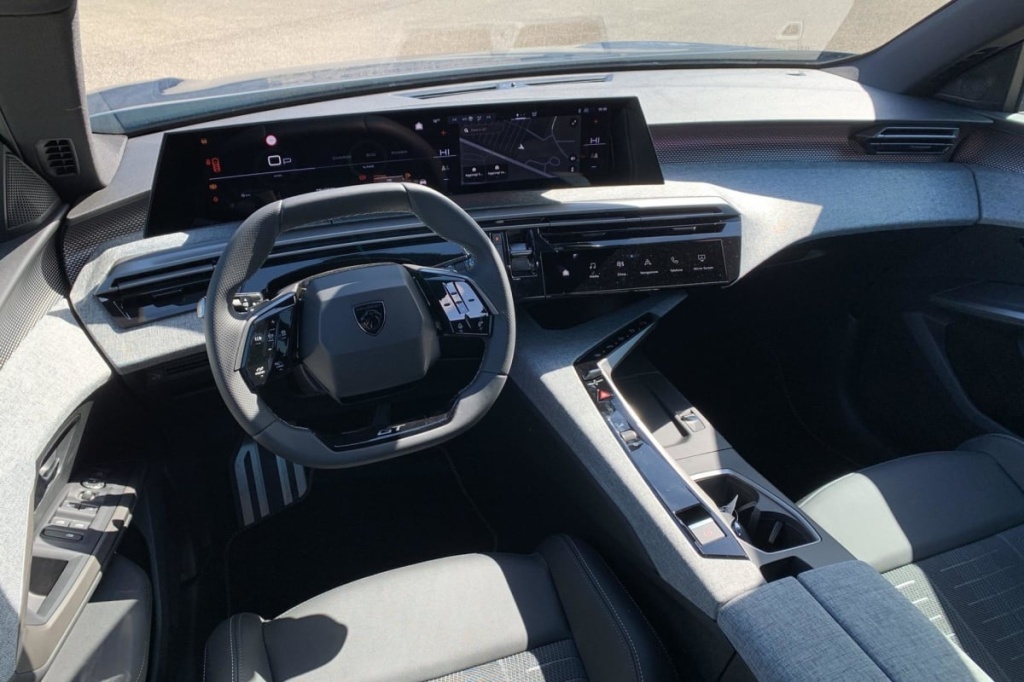 PEUGEOT 5008 Hybrid 145 e-DCS6 GT - ref: 1-383419 - Photo 16