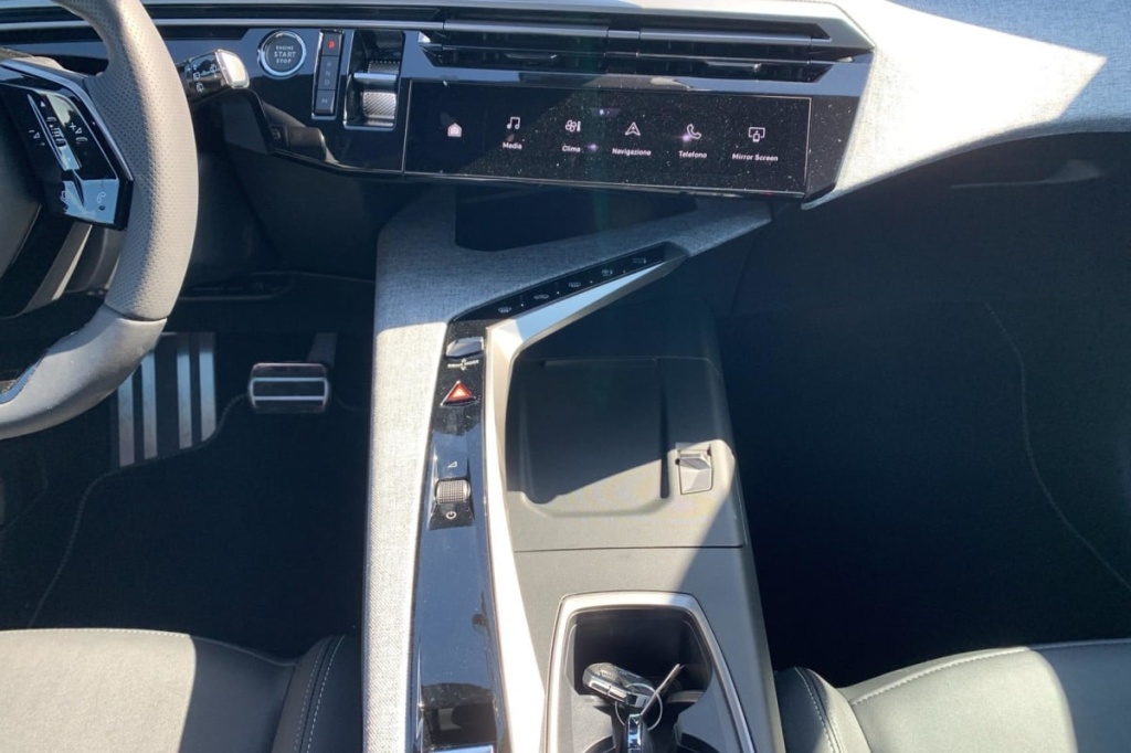 PEUGEOT 5008 Hybrid 145 e-DCS6 GT - ref: 1-383419 - Photo 19