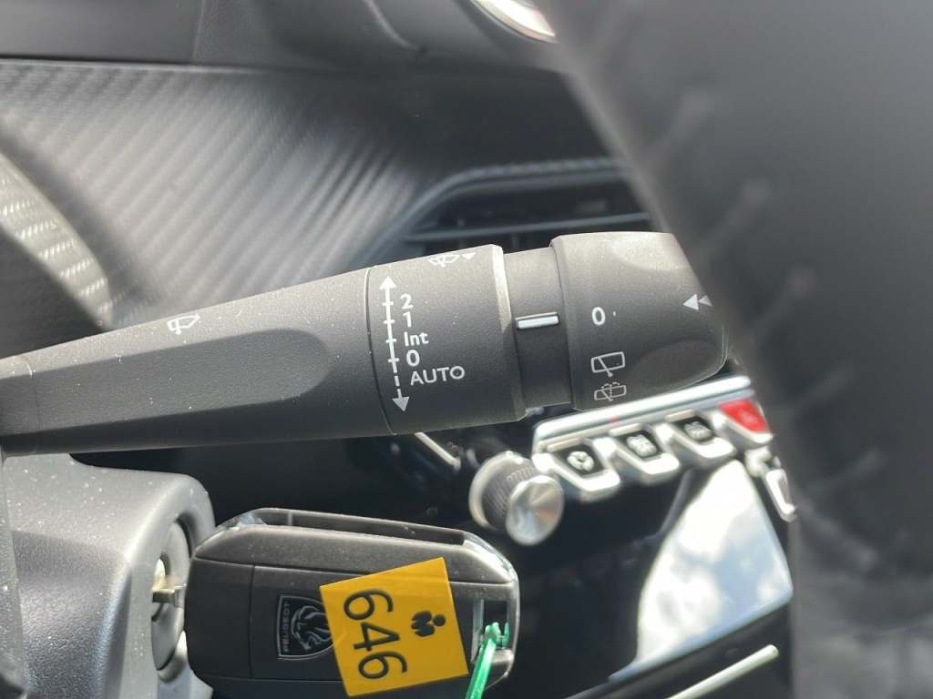 PEUGEOT 2008 1.2 PURETECH 100CH S&S ALLURE - ref: 2-768688 - Photo 10