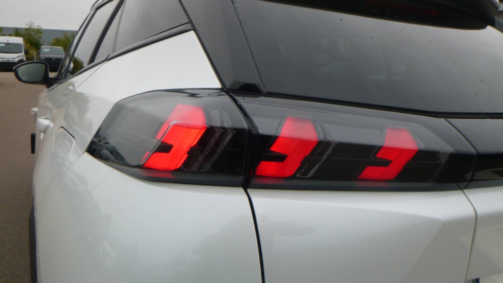 PEUGEOT 2008 Allure PURETECH 100 S&S BVM6 - ALLURE - ref: 5-1383621 - Photo 7