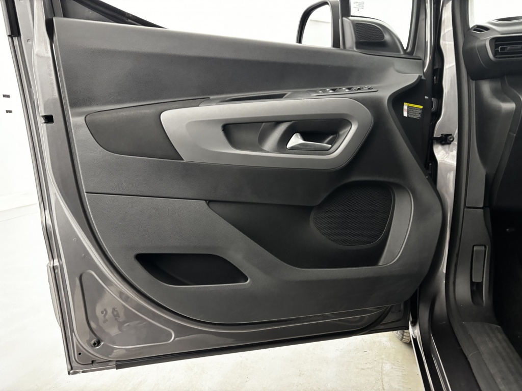 TOYOTA Proace Combi Executive Medium 1.2L 110 VVT-i BVM6 - ref: 6-2971x238239 - Photo 11